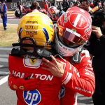 enf1bon Silverstone-f1-2026-Lewis-Hamilton-et-Charles-Leclerc-dans-les-bras-après-la-victoire-de-Leclerc